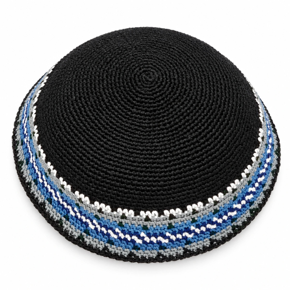 כיפה סרוגה שחורה 17 ס״מ עם רקמה לבנה, ירוקה ותכלת